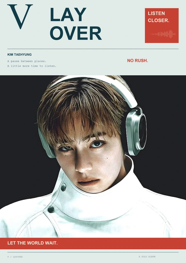 V / Layover-plakat med Kim Taehyung, hovedtelefoner og rød og lyseblå typografi.